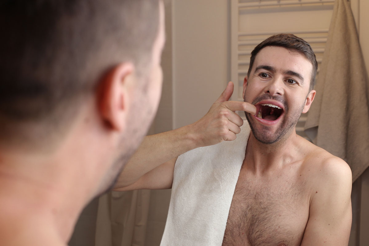 Τι σημαίνει το ότι δαγκώνεις το μάγουλό σου