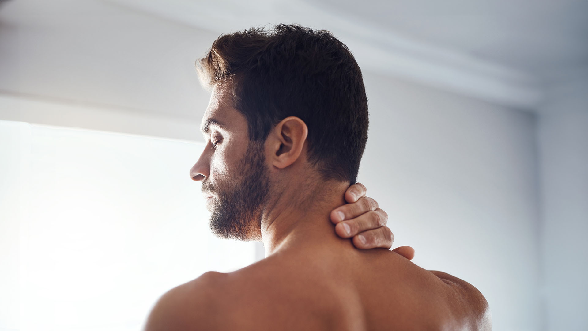 Οι 5 στάσεις της yoga που ανακουφίζουν από τον πόνο στον αυχένα