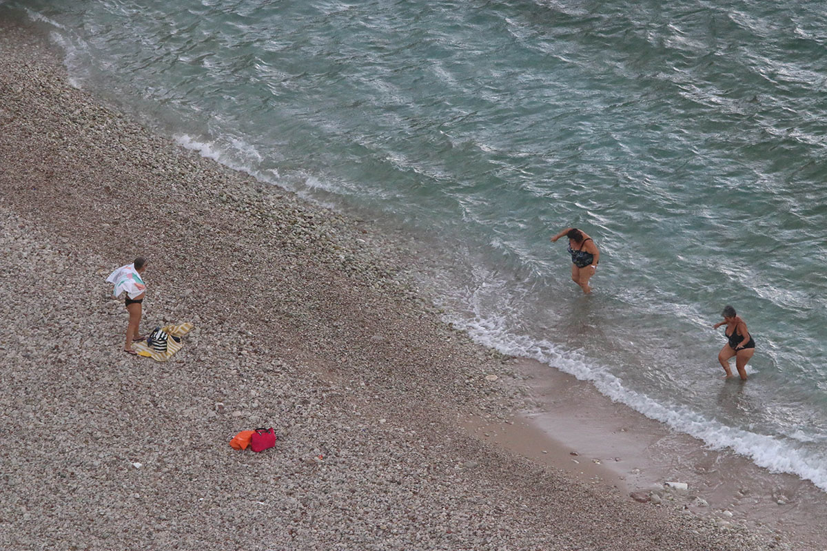 Γιατί πρέπει να βγεις αμέσως από τη θάλασσα όταν πλησιάζει βροχή