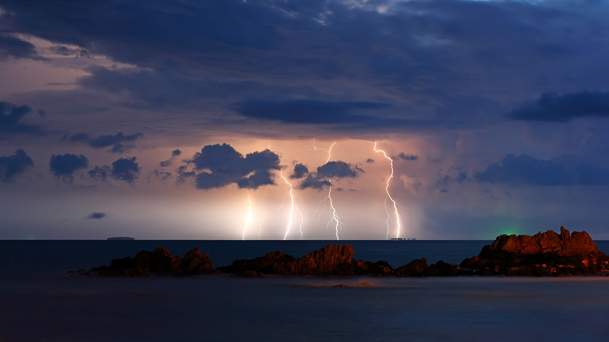 Γιατί πρέπει να βγεις αμέσως από τη θάλασσα όταν πλησιάζει βροχή