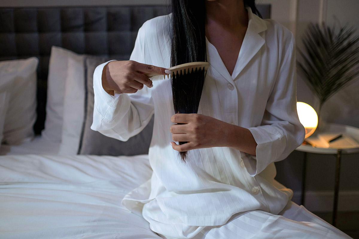 5 συνήθειες πριν τον ύπνο που κάνουν κακό στα μαλλιά σου