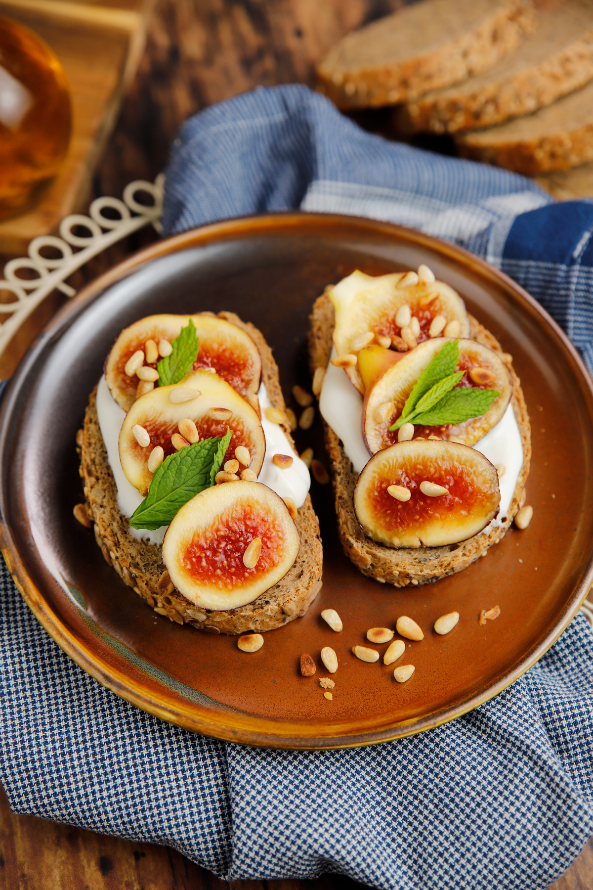 οpen toast με σύκο και ανθότυρο