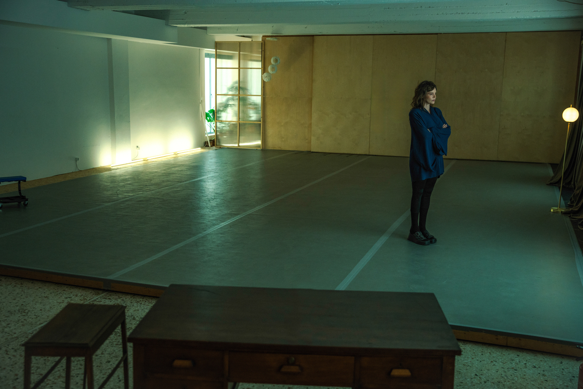 Έφη Μπίρμπα: «Μήπως η μεγάλη στροφή στο θέατρο δείχνει την ανάγκη προς μία διακοπή της σχέσης μας με την πραγματικότητα;»