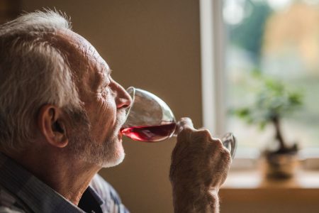 Γιατί όσο μεγαλώνουμε δεν αντέχουμε το αλκοόλ;