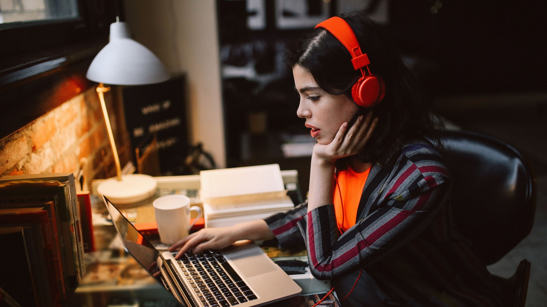 Ποιο είδος μουσικής σε βοηθά όταν δουλεύεις;