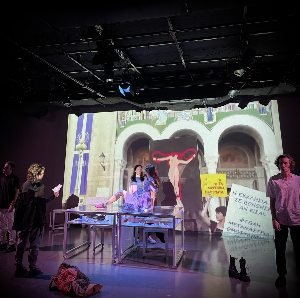 Γιατί αξίζει να δεις την παράσταση «Κυανιούχο κάλιο»