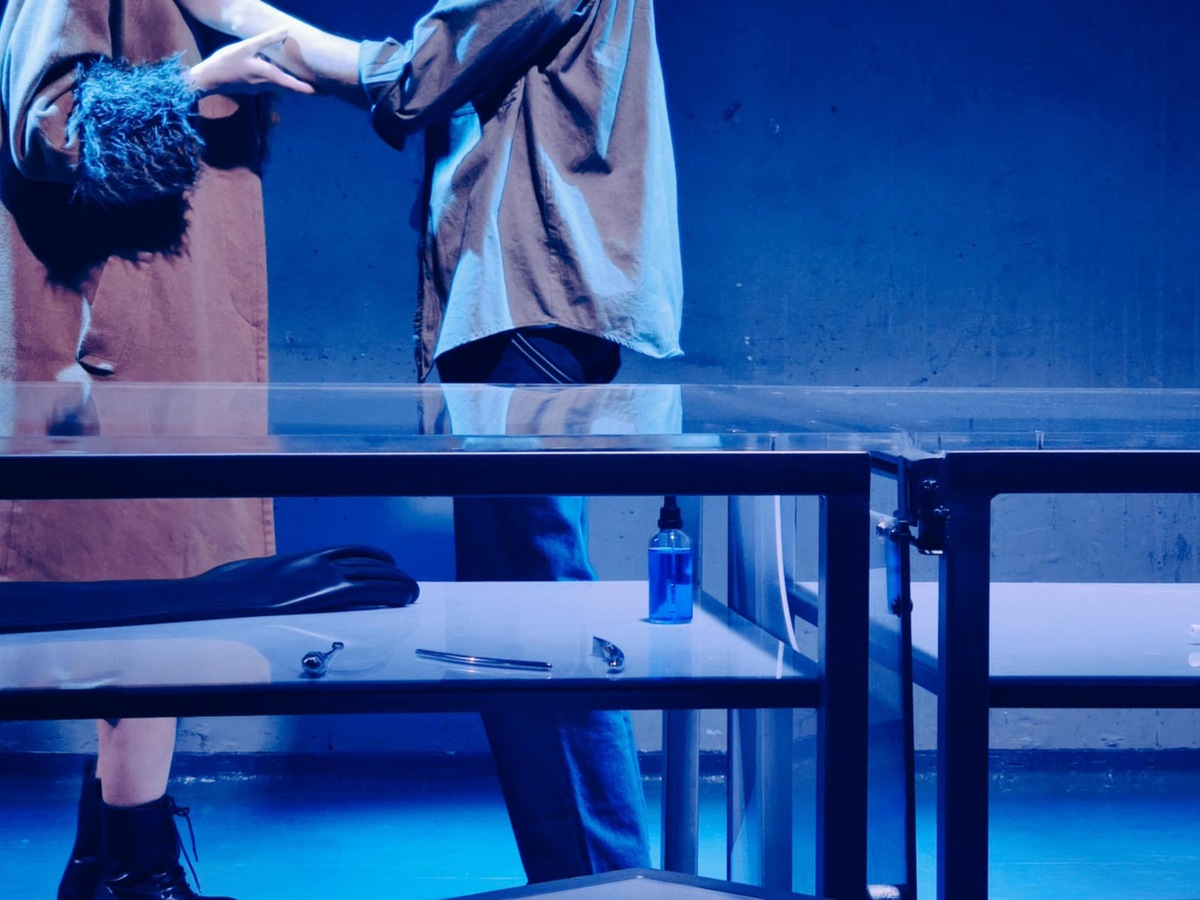 Γιατί αξίζει να δεις την παράσταση «Κυανιούχο κάλιο»