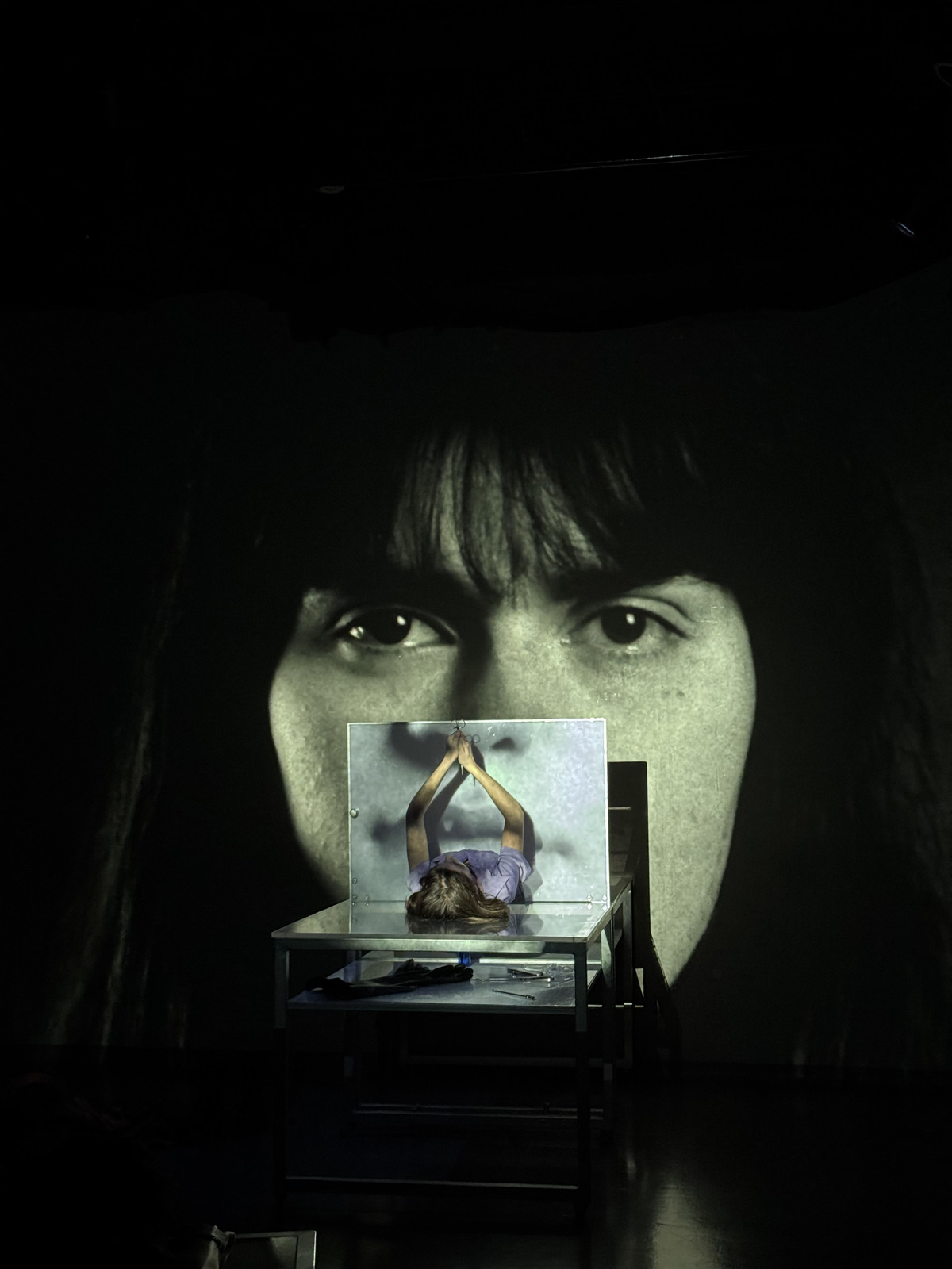 Γιατί αξίζει να δεις την παράσταση «Κυανιούχο κάλιο»