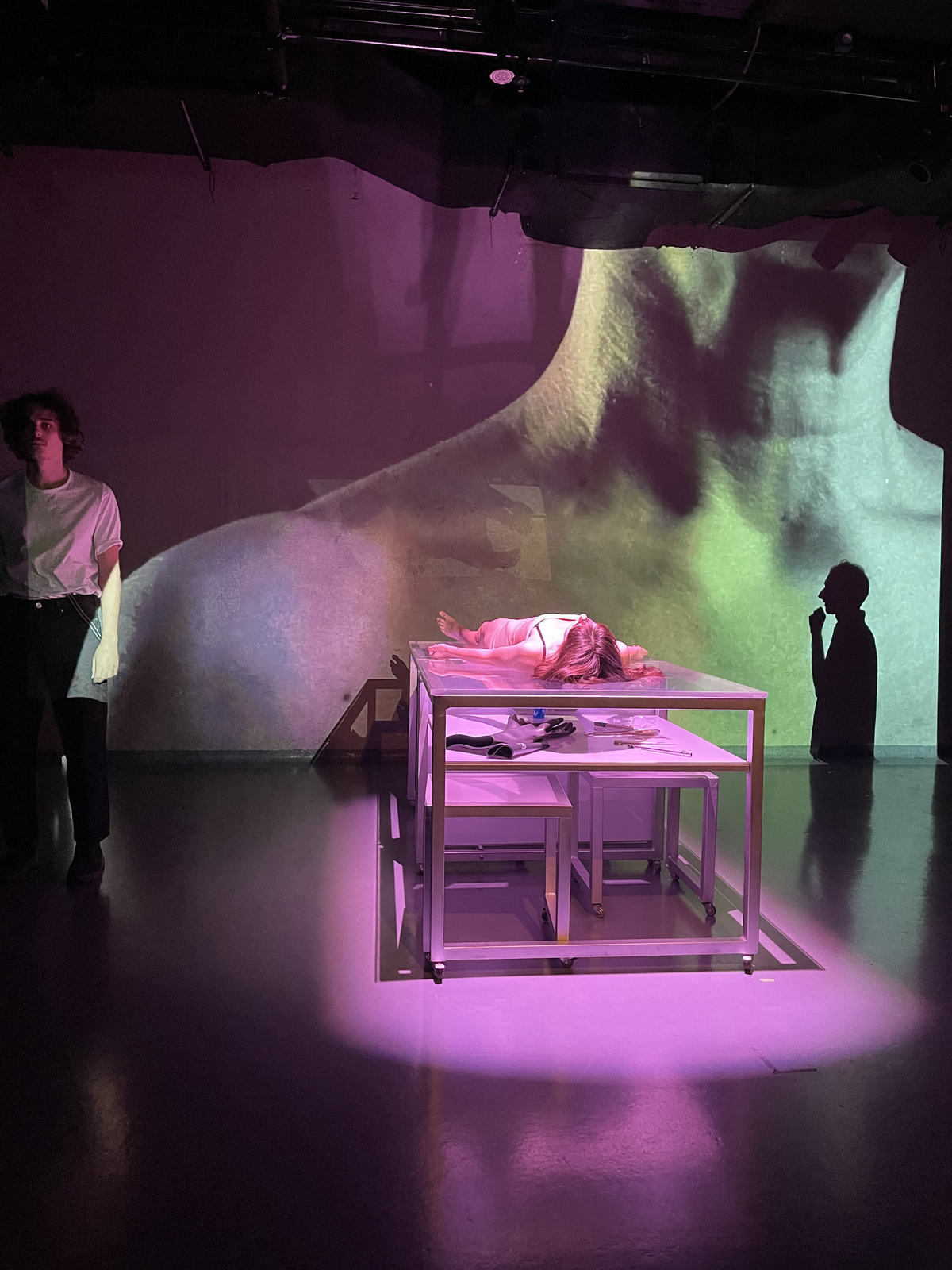 Γιατί αξίζει να δεις την παράσταση «Κυανιούχο κάλιο»