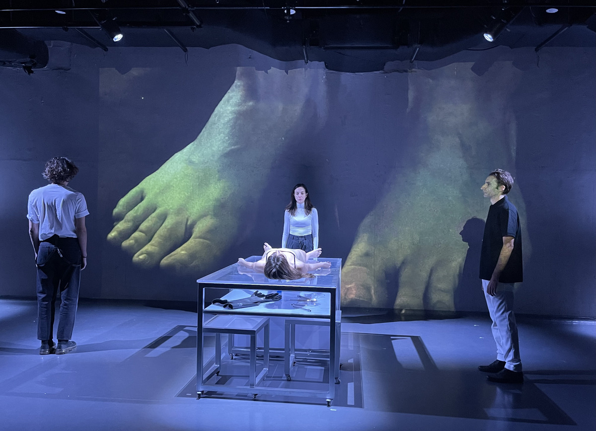 Γιατί αξίζει να δεις την παράσταση «Κυανιούχο κάλιο»