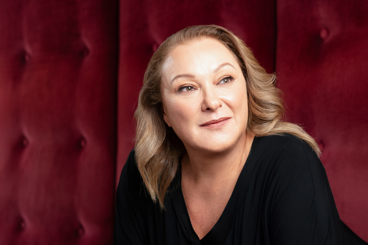 Ρένια Λουιζίδου: «Βρίσκω πιο εύκολο τον δρόμο της συμφιλίωσης με την εικόνα μου»