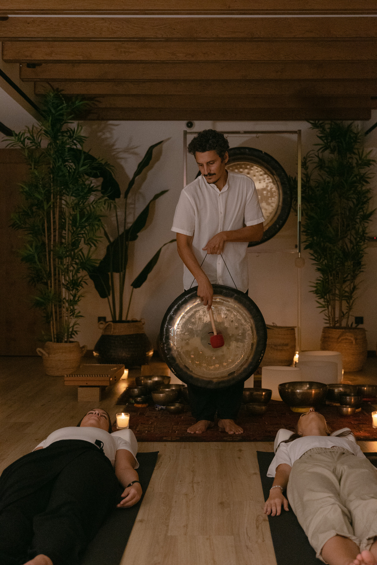 Έκανα sound bathing και αναζήτησα σε τι μας ωφελεί η ηχοθεραπεία