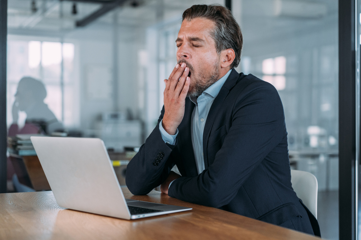 Τι μπορεί να προκαλεί την υπνηλία που νιώθεις μέσα στη μέρα