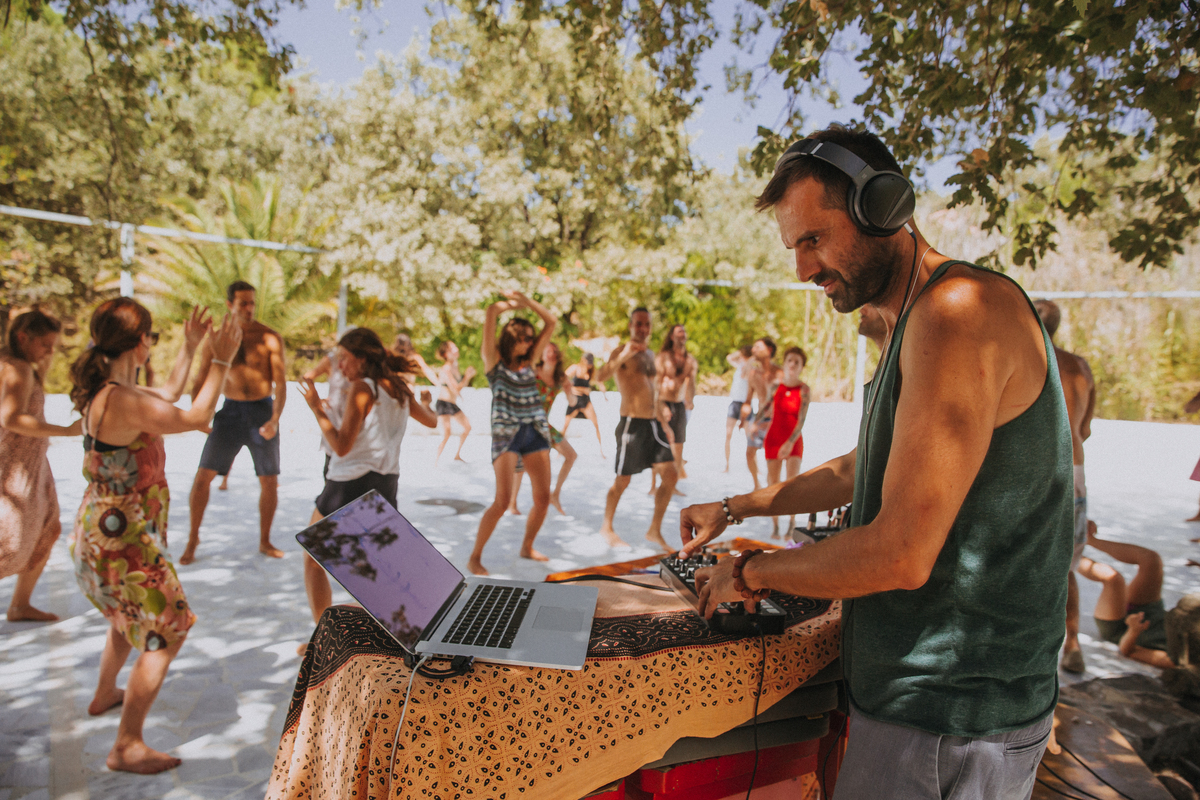 Πήγα για ecstatic dance και γνώρισα τους πιο χαρούμενους ανθρώπους