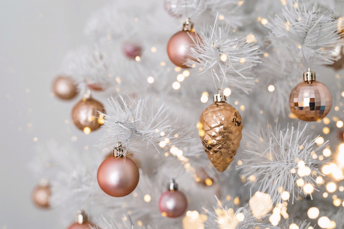 λευκό χριστουγεννιάτικο δέντρο