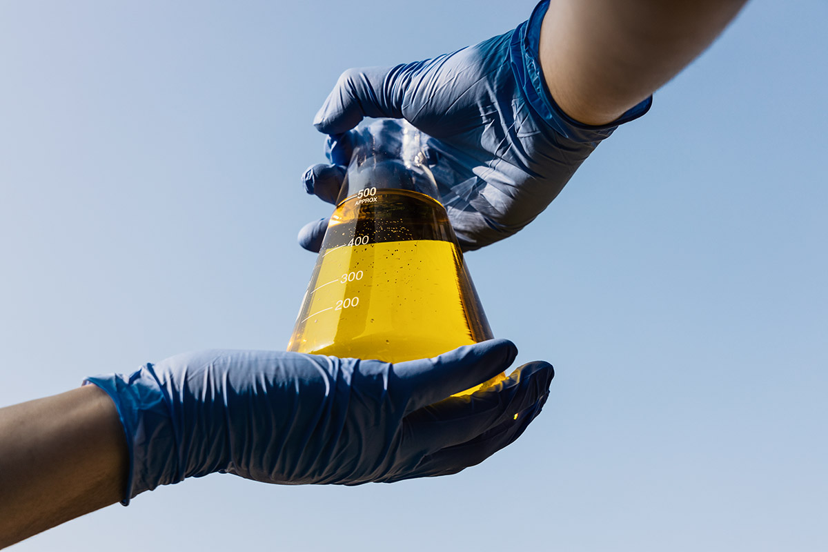 Γιατί να μη χύνεις ποτέ το λάδι στον νεροχύτη (και τι να το κάνεις)