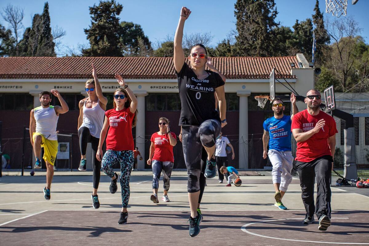 Spinning κάτω από τα αστέρια: Η γυμναστική έξω είναι ο ορισμός της ευεξίας