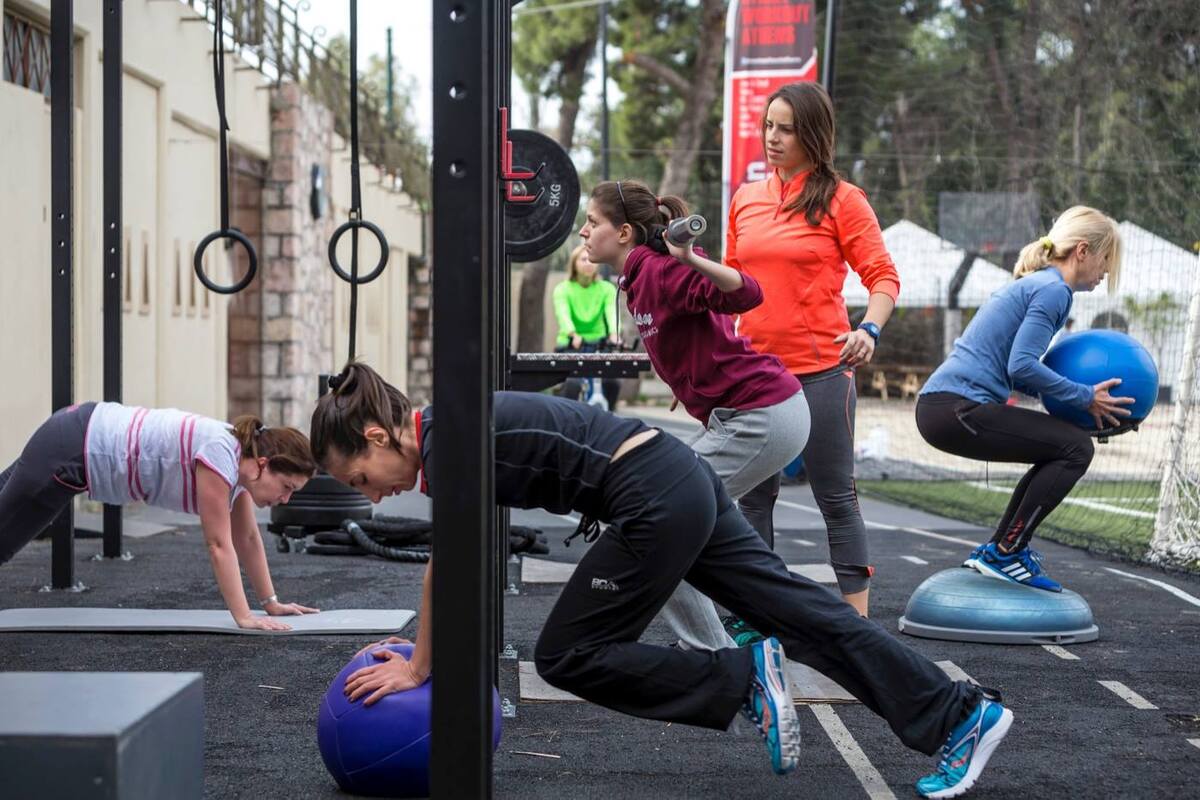 Spinning κάτω από τα αστέρια: Η γυμναστική έξω είναι ο ορισμός της ευεξίας