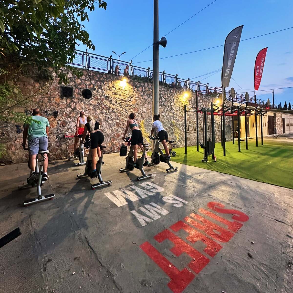 Spinning κάτω από τα αστέρια: Η γυμναστική έξω είναι ο ορισμός της ευεξίας