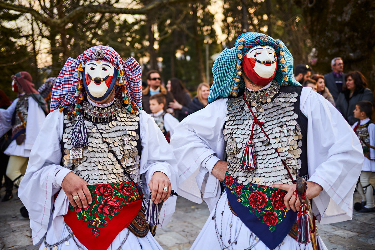 Φωτογραφικό ταξίδι σε 10 θρυλικά καρναβάλια της Ελλάδας