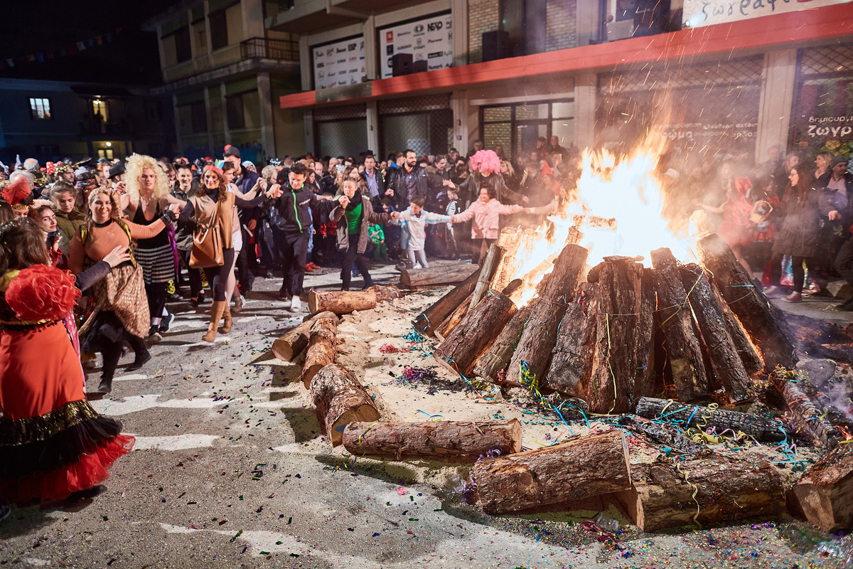 Φωτογραφικό ταξίδι σε 10 θρυλικά καρναβάλια της Ελλάδας