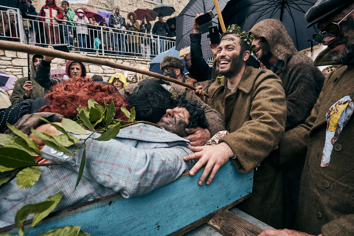 Φωτογραφικό ταξίδι σε 10 θρυλικά καρναβάλια της Ελλάδας