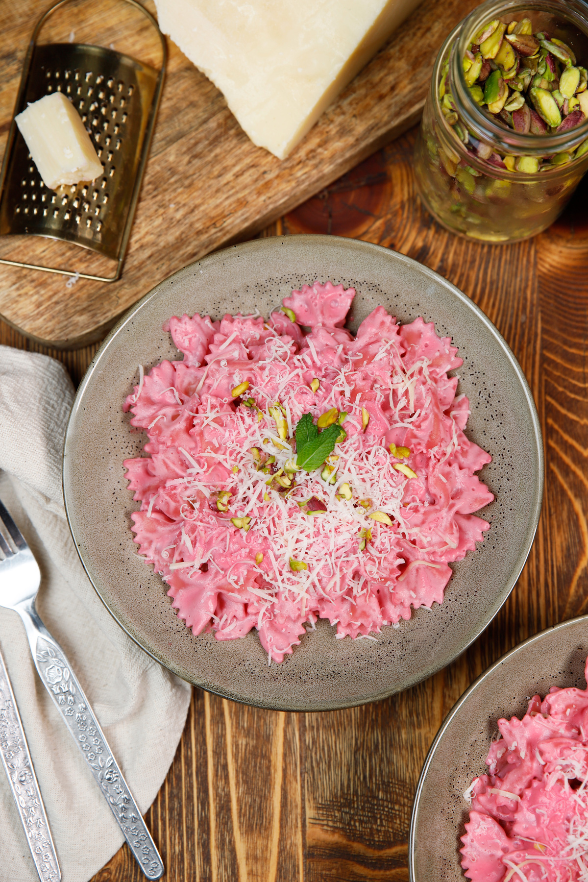 Φιογκάκια με ροζ σάλτσα από παντζάρι