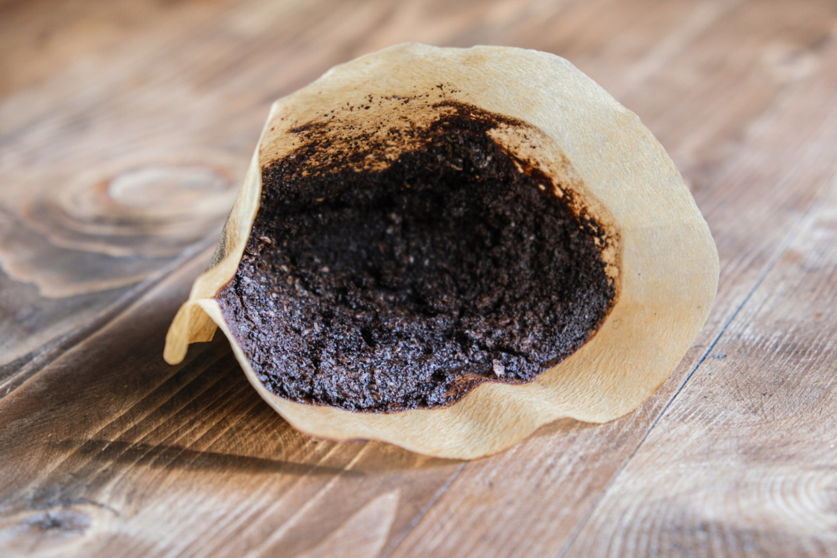 1. Ο καφές διώχνει τις δυσάρεστες οσμές από το ψυγείο Οι τροφές που φιλοξενούνται στο ψυγείο σου δεν έχουν πάντοτε φιλικές προς τη μύτη οσμές. Γι' αυτόν τον λόγο, πάρε ένα δοχείο με μαλακό πλαστικό καπάκι (μπορείς να χρησιμοποιήσεις και συσκευασία μιας χρήσης) και γέμισέ το με τα υπολείμματα του καφέ που έμειναν στο φίλτρο της καφετιέρας σου. Έπειτα, μπορείς να τρυπήσεις επαναλαμβανόμενα το καπάκι με ένα αιχμηρό αντικείμενο, ώστε να δημιουργηθούν πολλές μικρές τρύπες. Κλείνεις το δοχείο και να το τοποθετείς στο ράφι του ψυγείου. Την επόμενη φορά που θα ανοίξεις το ψυγείο, θα καταλάβεις τη διαφορά. Για να διατηρηθεί το αποτέλεσμα, ανανέωνε κάθε μήνα περίπου τα υπολείμματα του καφέ μέσα στο δοχείο.