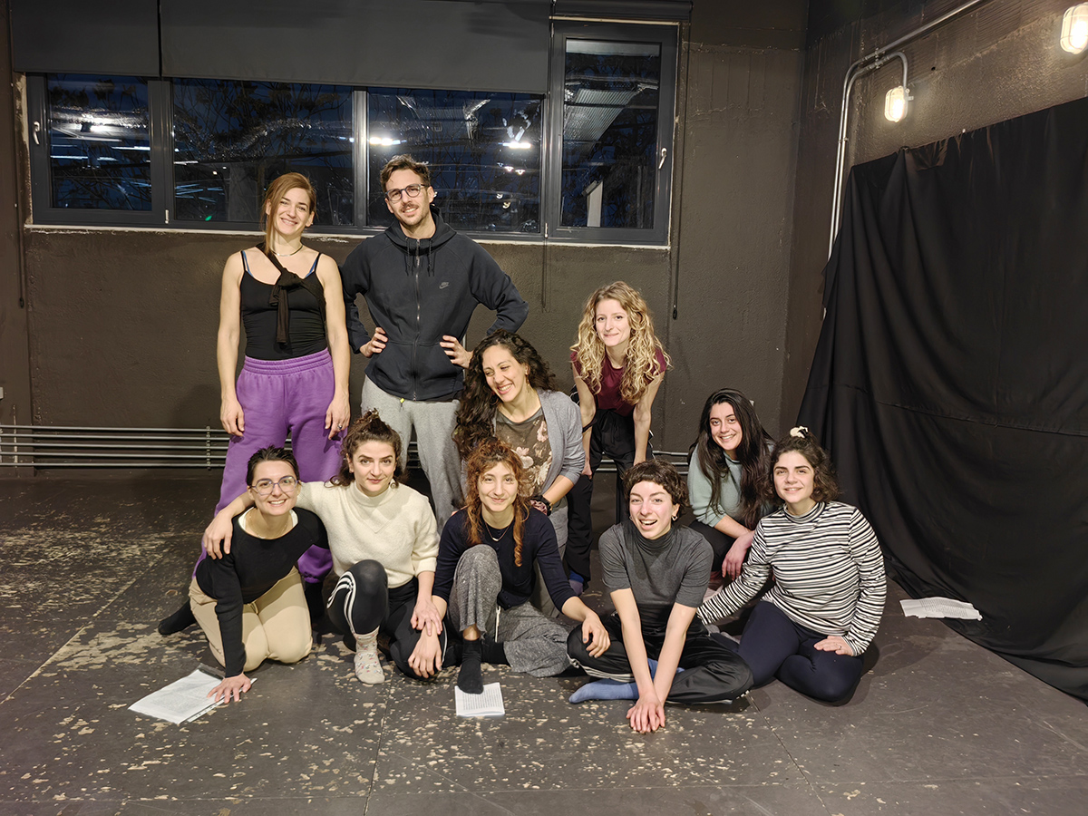 Βρεθήκαμε σε ένα ερασιτεχνικό θεατρικό εργαστήρι και ανακαλύψαμε τη μαγεία του θεάτρου εκ των έσω