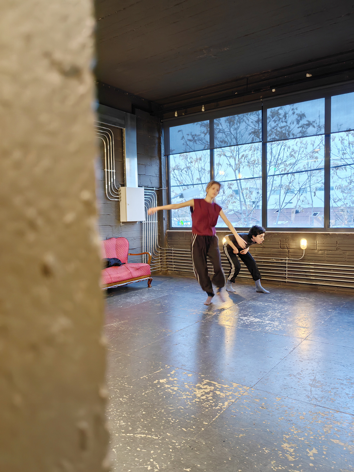 Βρεθήκαμε σε ένα ερασιτεχνικό θεατρικό εργαστήρι και ανακαλύψαμε τη μαγεία του θεάτρου εκ των έσω