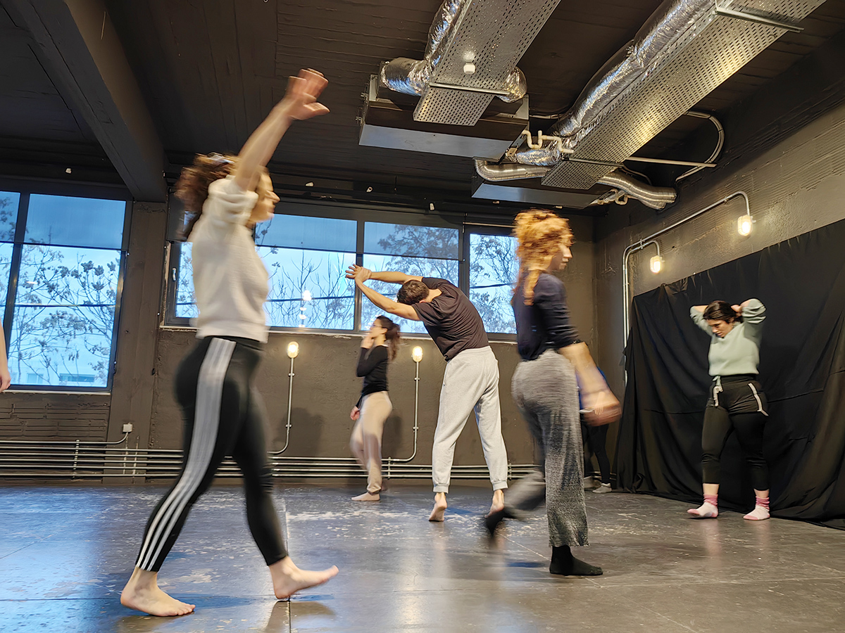 Βρεθήκαμε σε ένα ερασιτεχνικό θεατρικό εργαστήρι και ανακαλύψαμε τη μαγεία του θεάτρου εκ των έσω