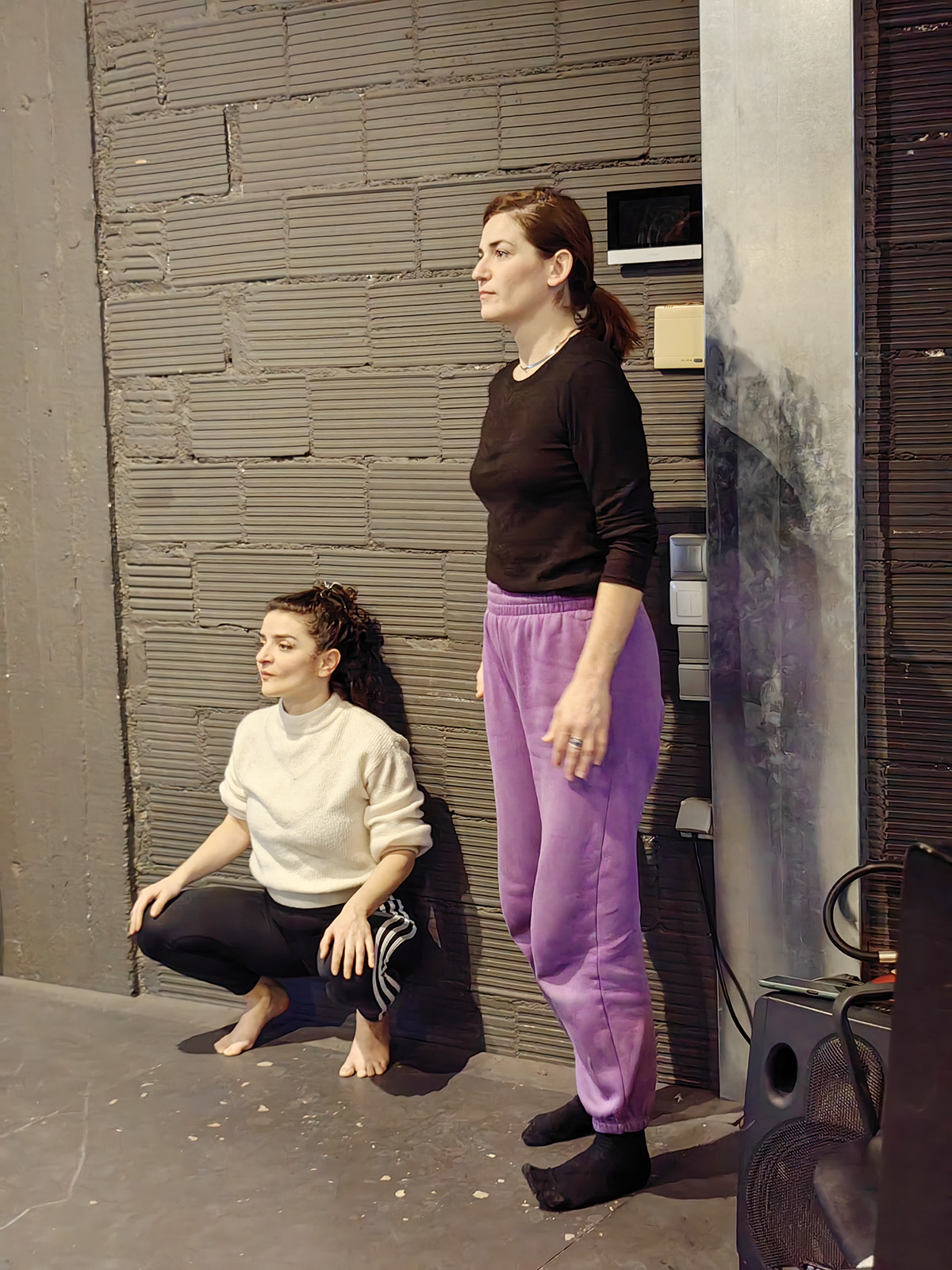 Βρεθήκαμε σε ένα ερασιτεχνικό θεατρικό εργαστήρι και ανακαλύψαμε τη μαγεία του θεάτρου εκ των έσω