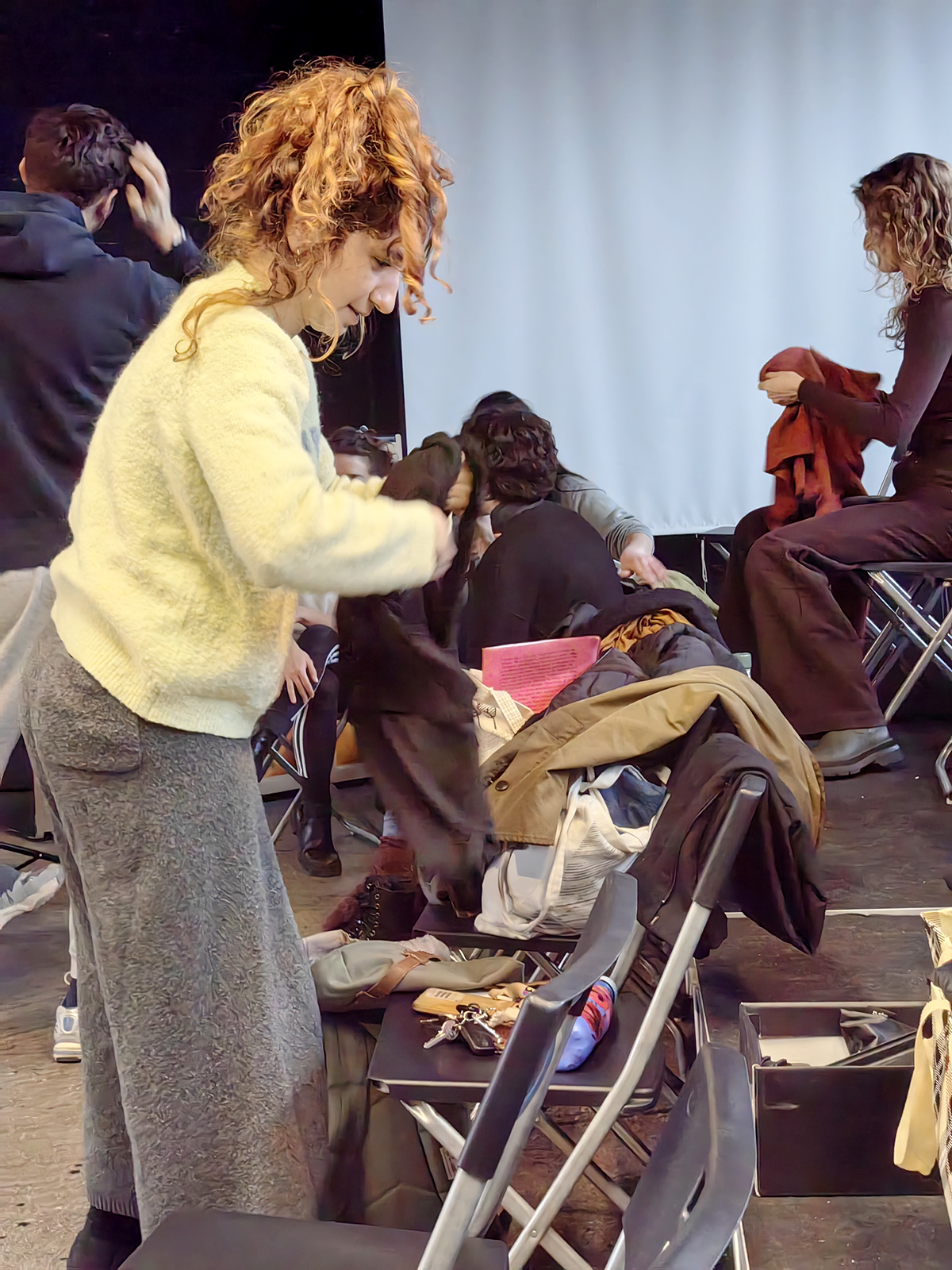 Βρεθήκαμε σε ένα ερασιτεχνικό θεατρικό εργαστήρι και ανακαλύψαμε τη μαγεία του θεάτρου εκ των έσω