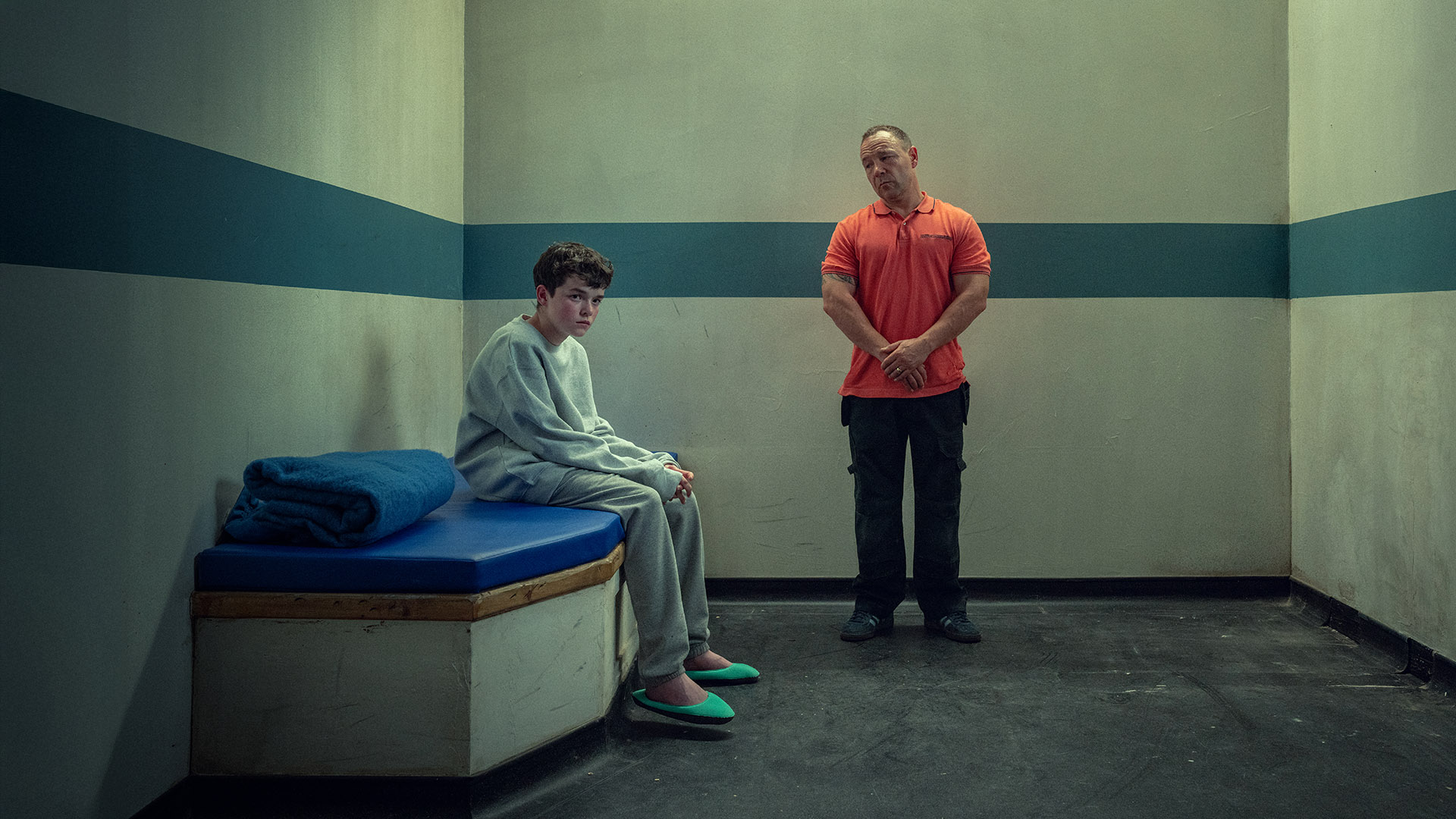 Ο συγγραφέας του Adolescence δεν θα δώσει κινητό στον γιο του πριν τα 14