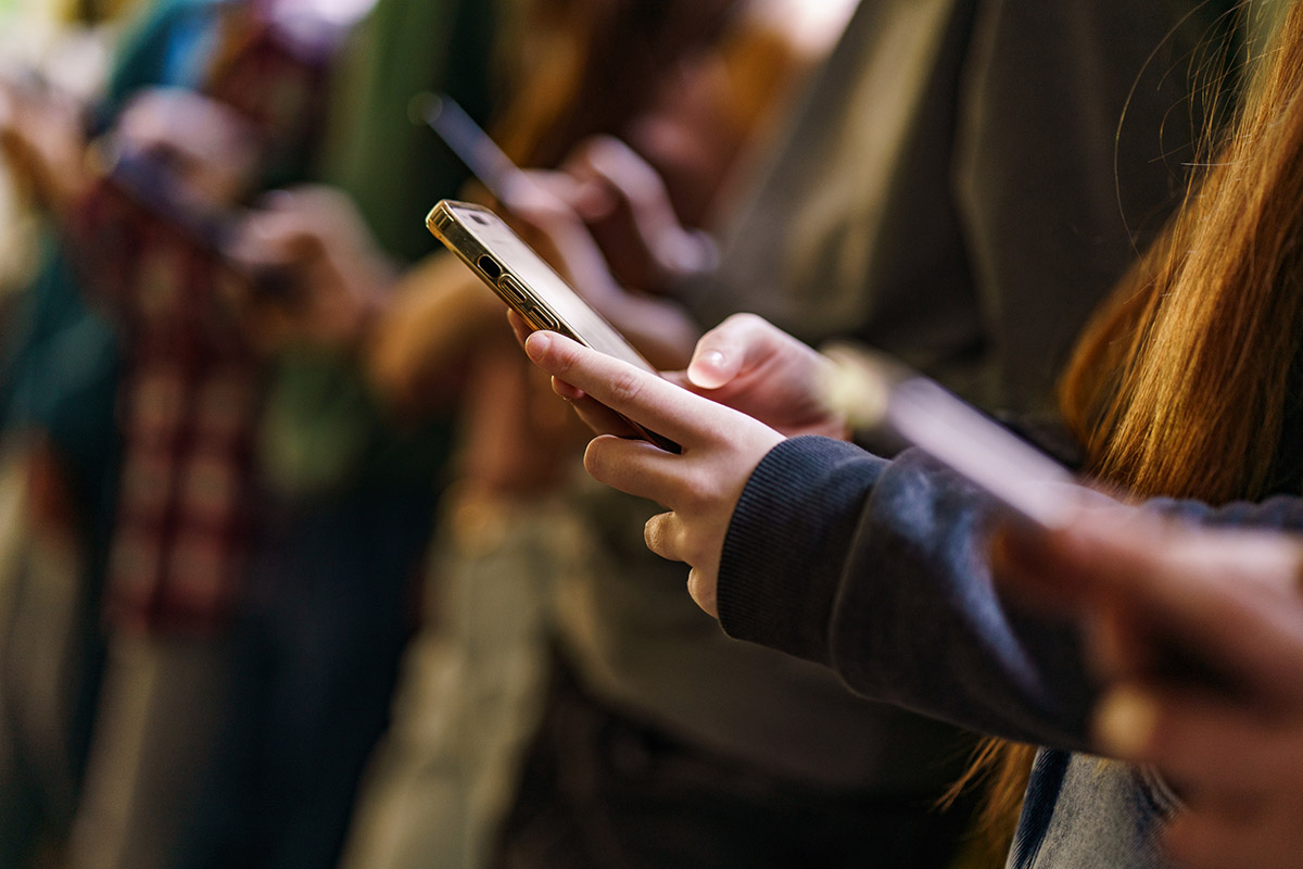 Ο συγγραφέας του Adolescence δεν θα δώσει κινητό στον γιο του πριν τα 14