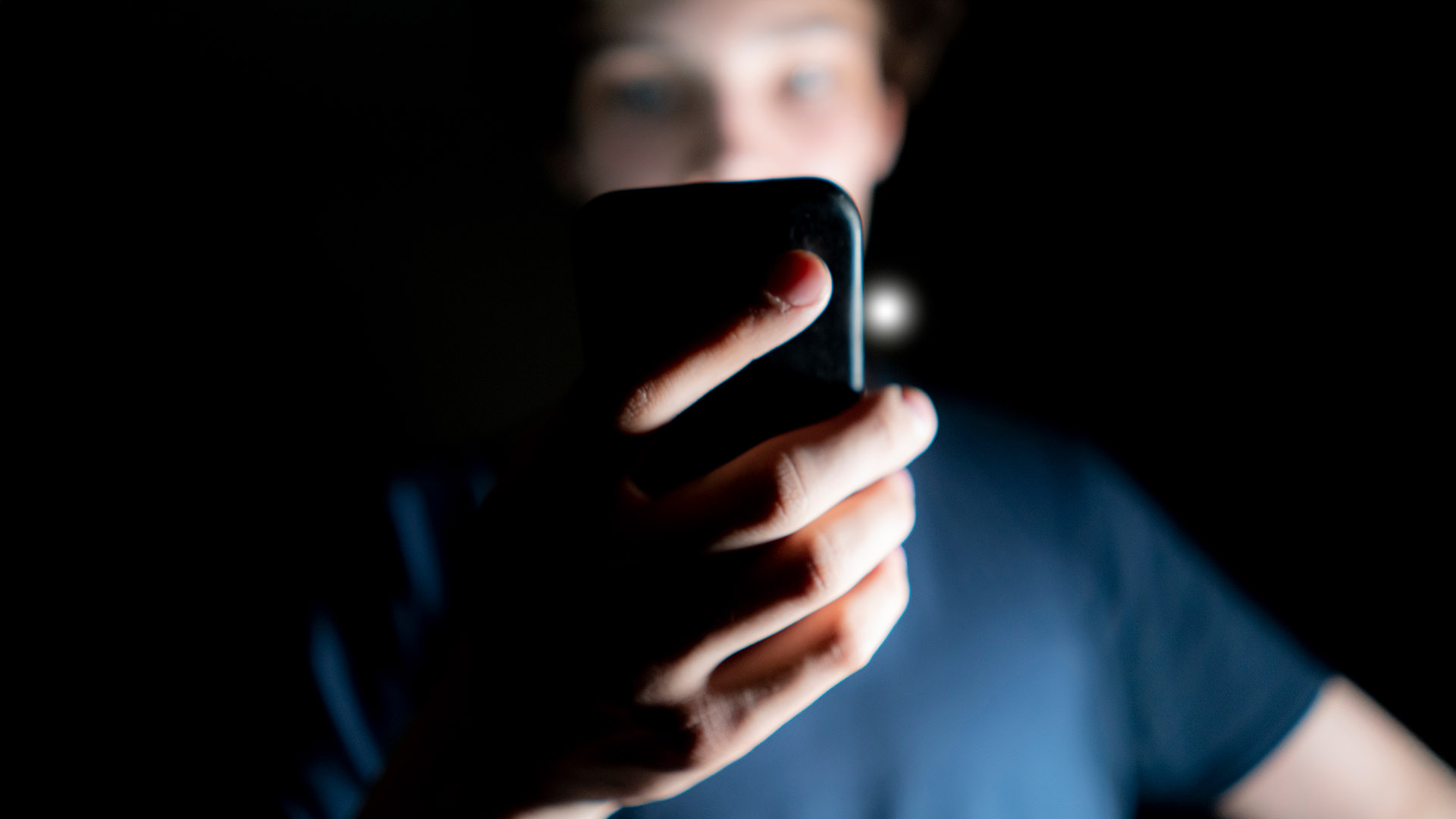 Ο συγγραφέας του Adolescence δεν θα δώσει κινητό στον γιο του πριν τα 14