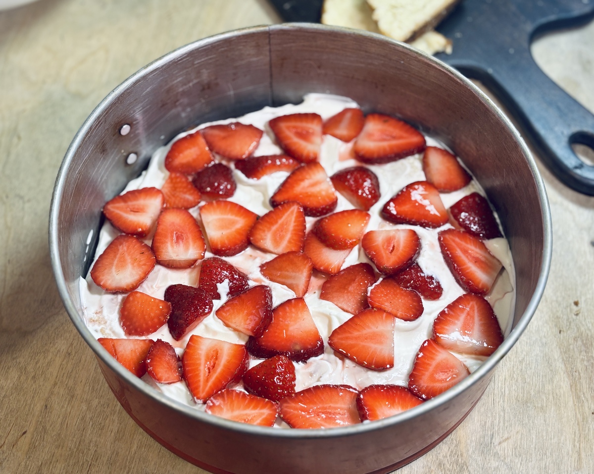 Φτιάξε απίθανο γλυκό με το τσουρέκι που περίσσεψε και φράουλες