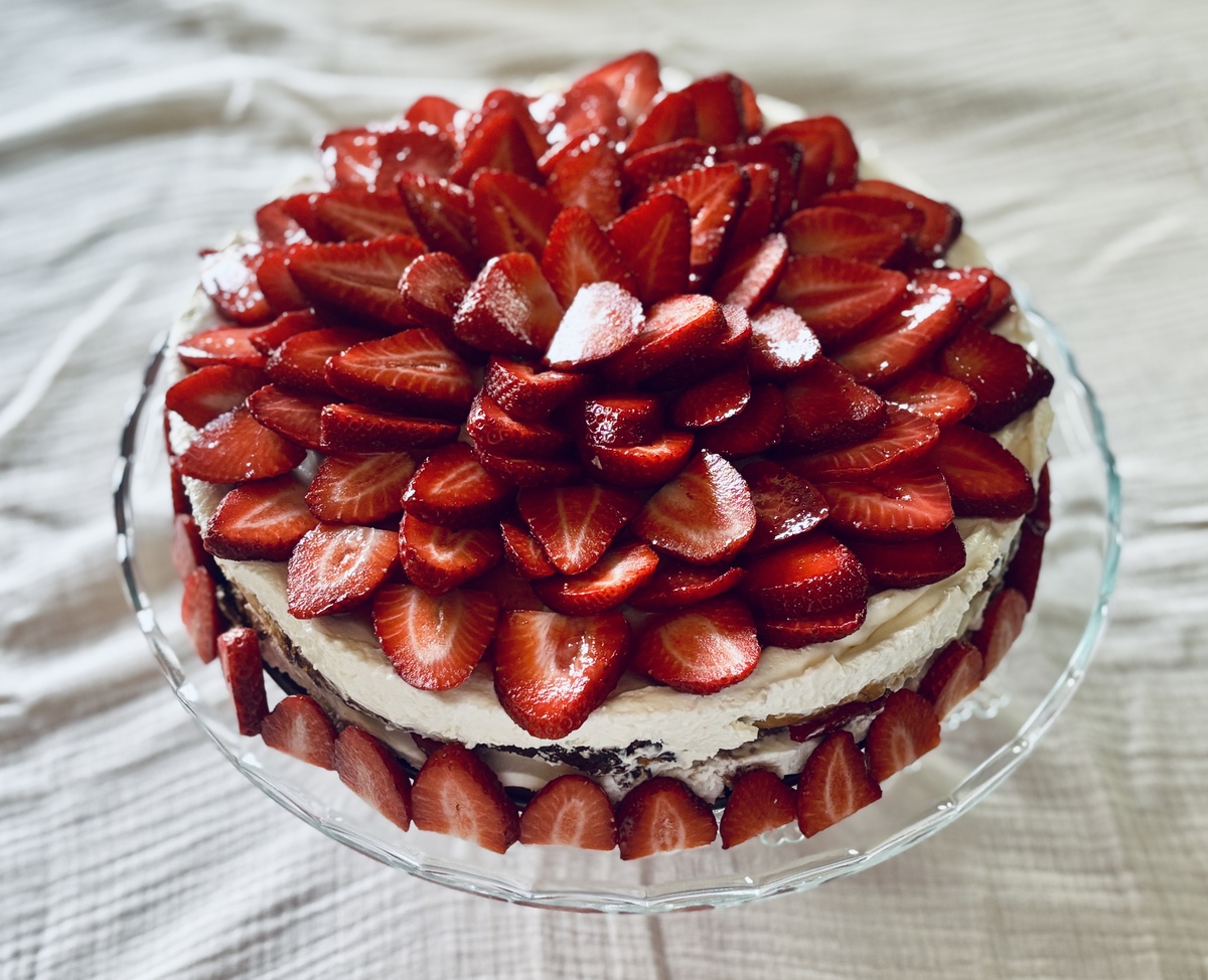 Φτιάξε απίθανο γλυκό με το τσουρέκι που περίσσεψε και φράουλες