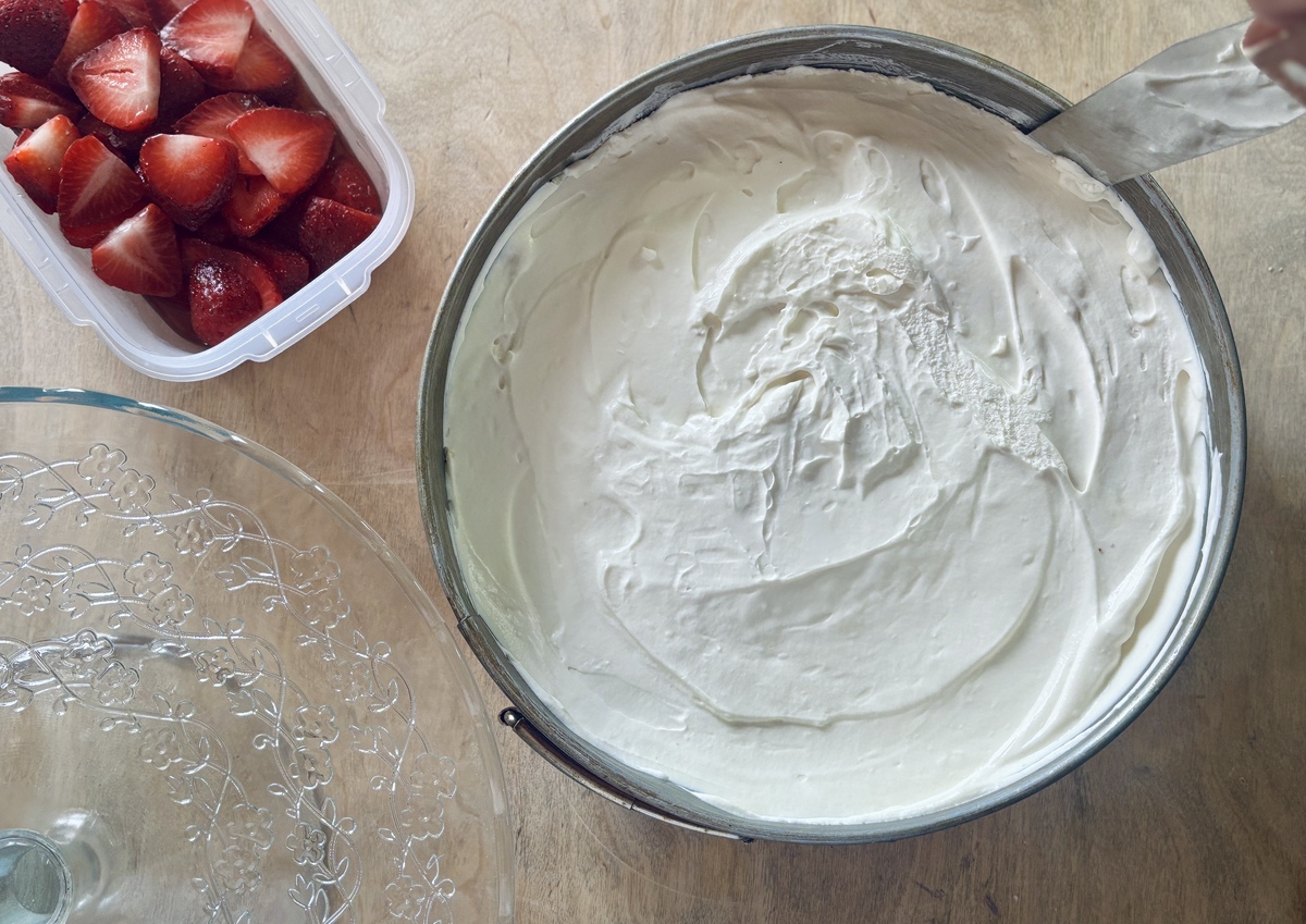 Φτιάξε απίθανο γλυκό με το τσουρέκι που περίσσεψε και φράουλες