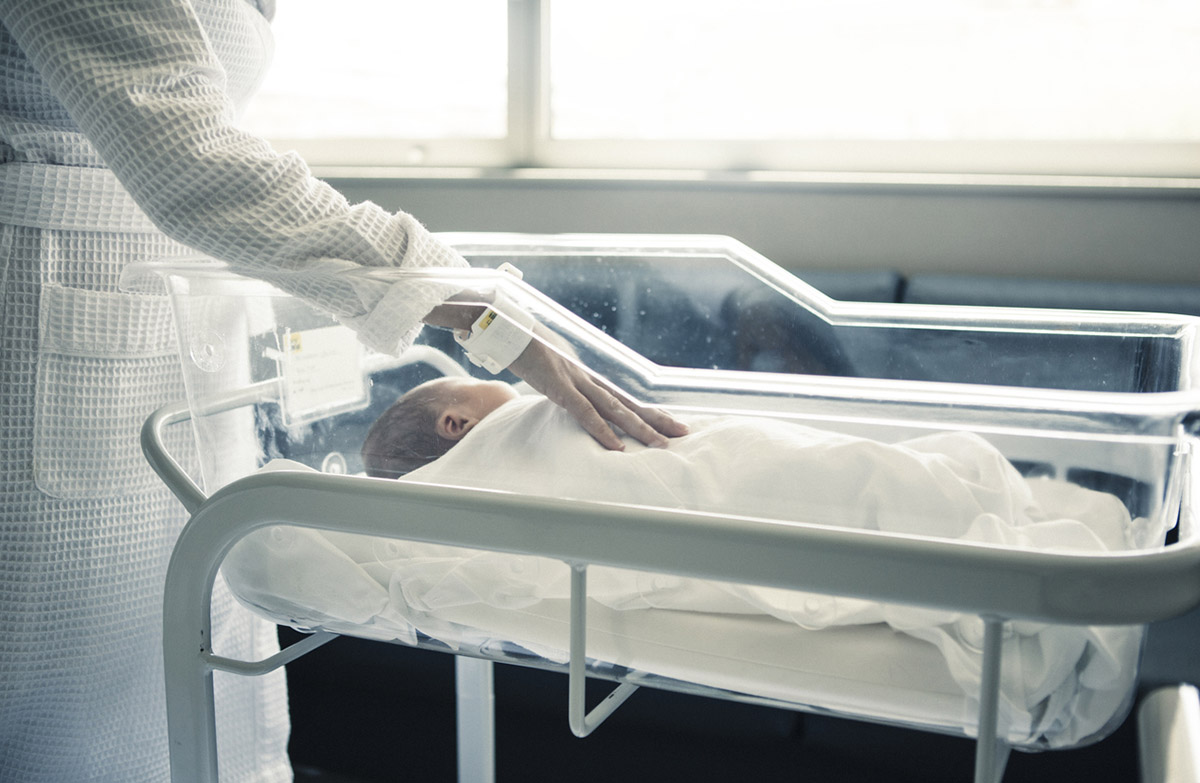 Η πρώτη Βρετανίδα που απέκτησε μωρό έπειτα από μεταμόσχευση μήτρας