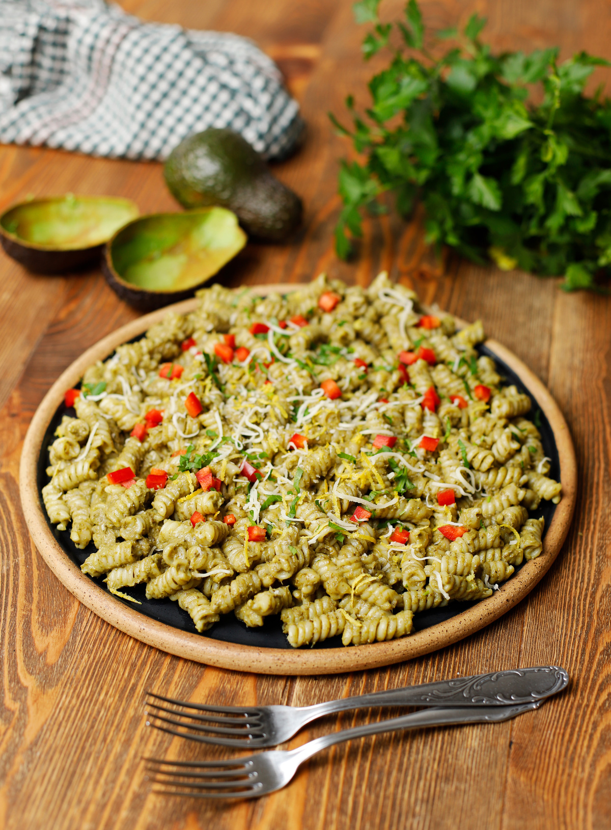 Φτιάξε στα γρήγορα ζυμαρικά με πανεύκολο σπιτικό πέστο αβοκάντο