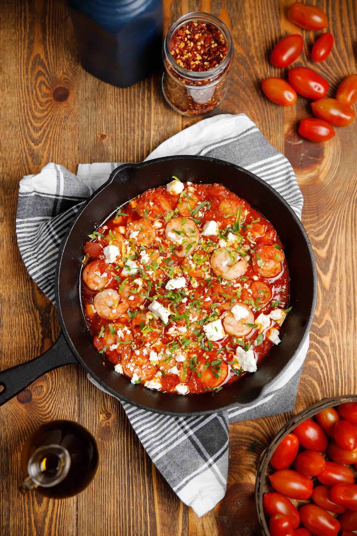 Φτιάξε εύκολα γαρίδες σαγανάκι με φέτα και απόλαυσε έναν παραδοσιακό μεζέ με πλούσια γεύση, ιδανικό για να φέρεις την ελληνική ταβέρνα στο τραπέζι σου.