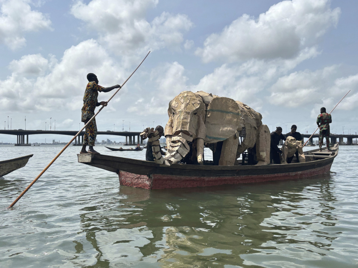 Γιατί ένα κοπάδι από ζώα-μαριονέτες γυρίζει αυτές τις μέρες τον κόσμο;