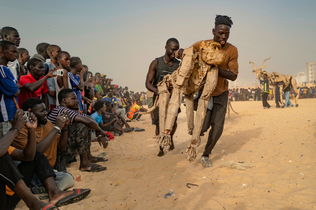 Γιατί ένα κοπάδι από ζώα-μαριονέτες γυρίζει αυτές τις μέρες τον κόσμο;