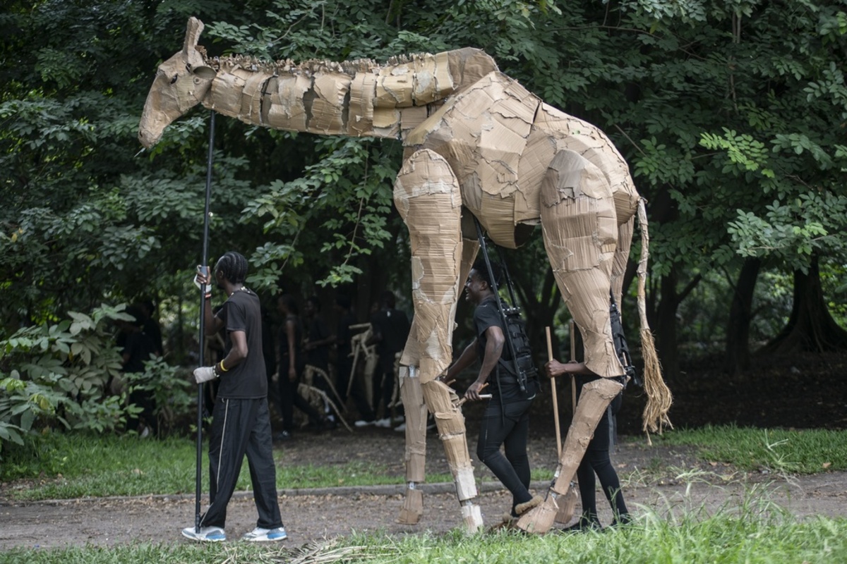 Γιατί ένα κοπάδι από ζώα-μαριονέτες γυρίζει αυτές τις μέρες τον κόσμο;