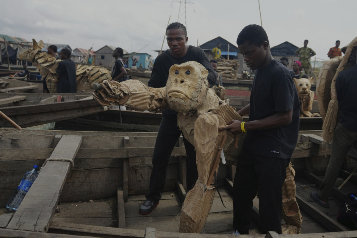Γιατί ένα κοπάδι από ζώα-μαριονέτες γυρίζει αυτές τις μέρες τον κόσμο;