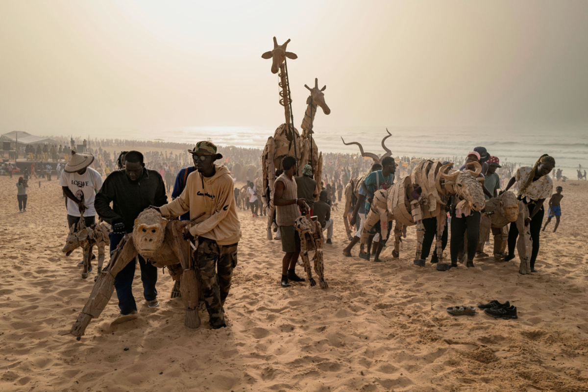 Γιατί ένα κοπάδι από ζώα-μαριονέτες γυρίζει αυτές τις μέρες τον κόσμο;