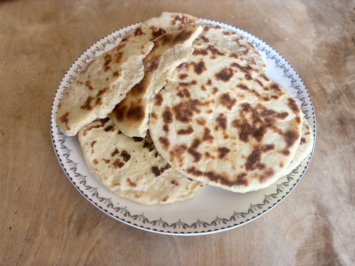 Φτιάξε πανεύκολες σπιτικές πίτες στο τηγάνι – για σουβλάκι, ντιπ ή σάντουιτς