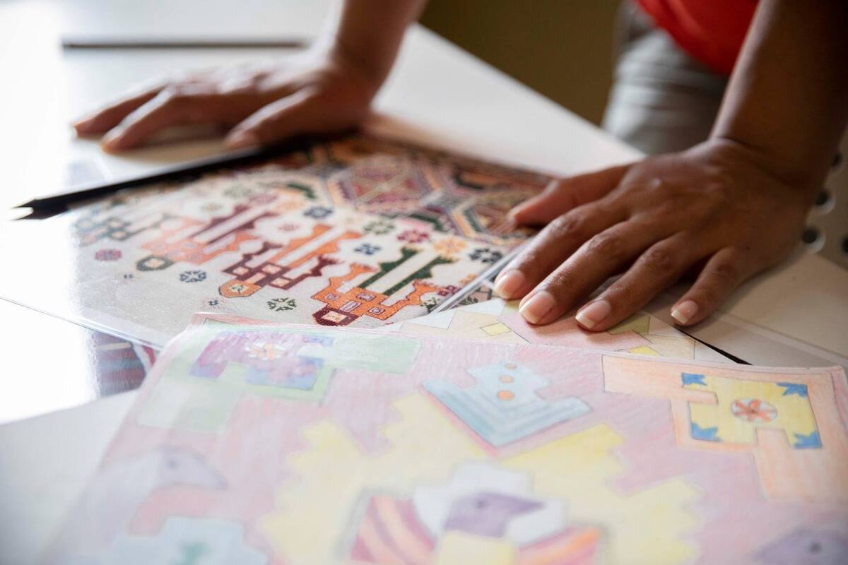 Στα υφάσματα του Pomegranate Project γυναίκες πρόσφυγες υφαίνουν την ελπίδα