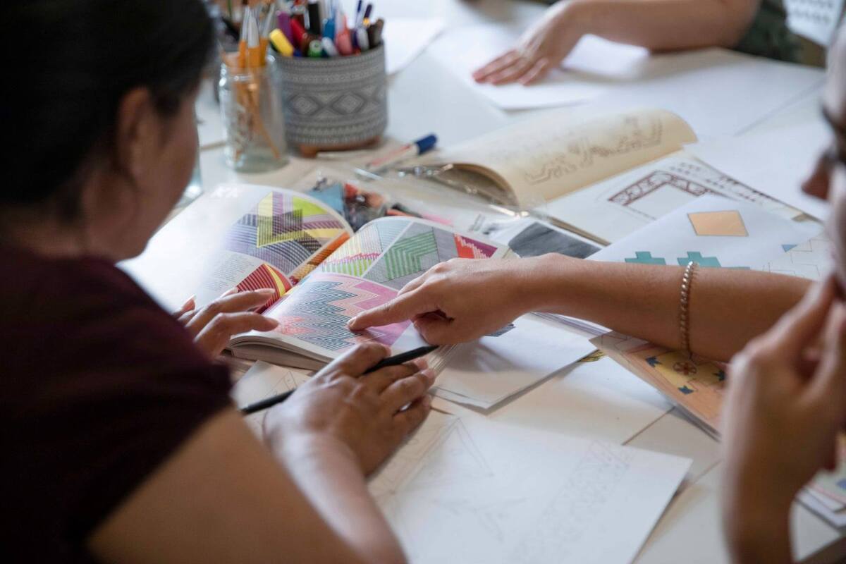 Στα υφάσματα του Pomegranate Project γυναίκες πρόσφυγες υφαίνουν την ελπίδα